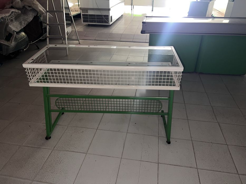 Estantes e balcao de loja