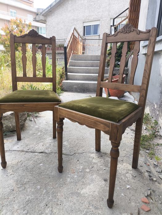 Par de cadeiras vintage em madeira maciça com estofo em veludo verde