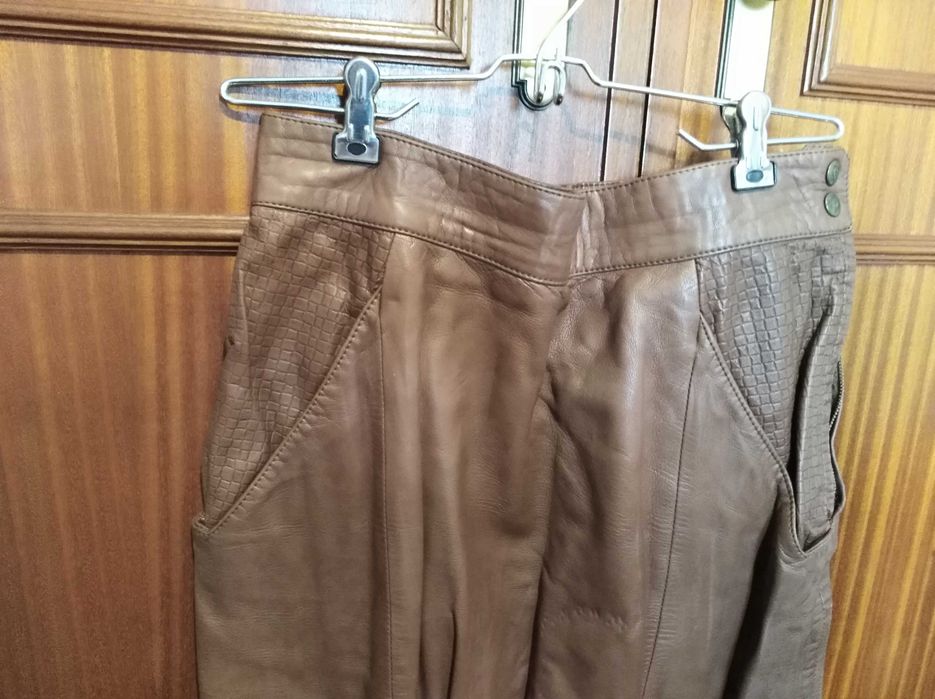 Saia em couro genuíno castanha
