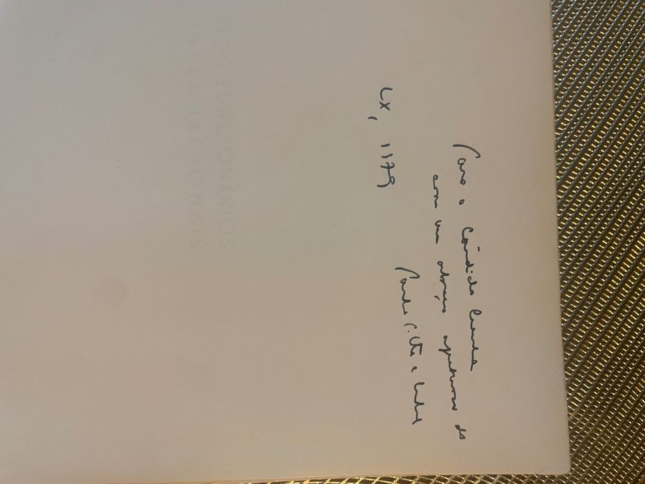 "Dos funcionários internacionais" com assinatura