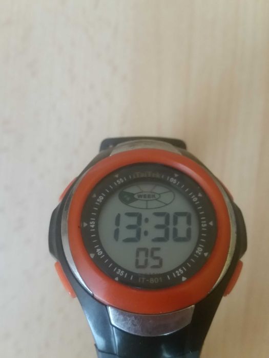 Zegarek elektroniczny różnokolorowe podświetlenie