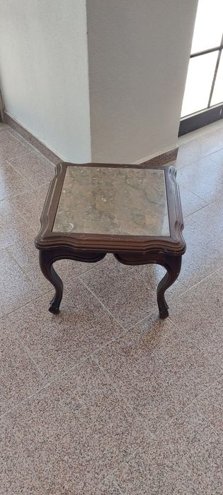 Vendo mesa centro em mogno com pedra marmore