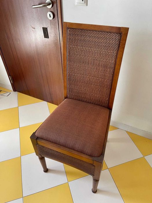 Mesa de sala ou cozinha com 4 cadeiras, usado em bom estado.