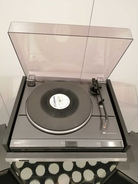 Aparelhagem gira discos marca Philips e duas colunas com movel