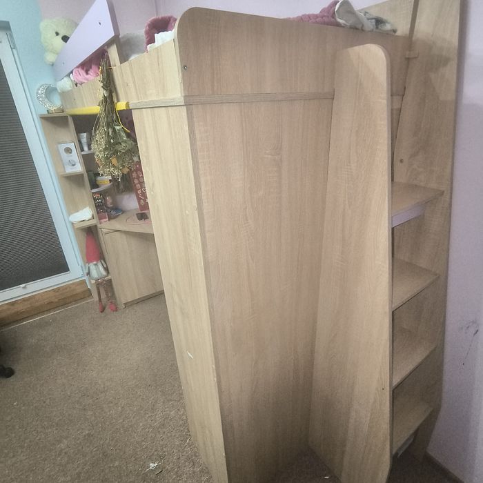 Antresola z biurkiem i szafa