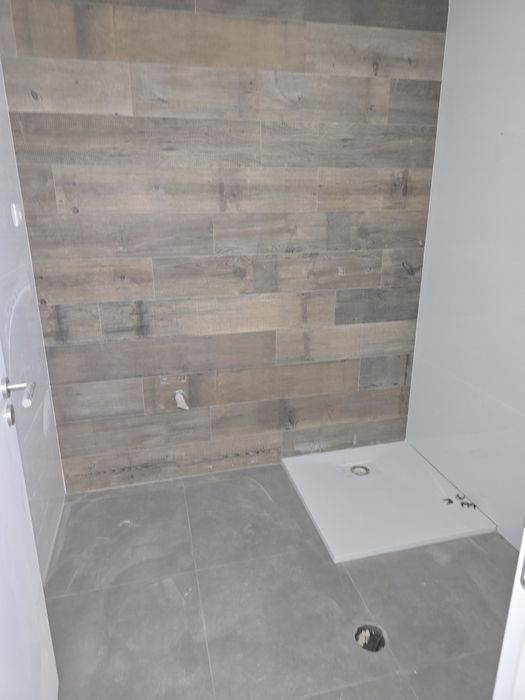 Apartamentos T2 e T3 novos com cozinha equipada e terreno exterior.