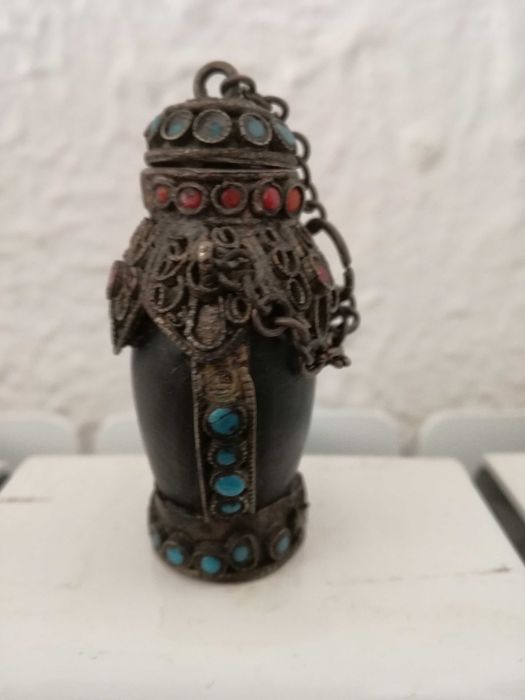 Snuff Bottle/Caixa de Rapé Nepal/Tibete, Chifre Esculpido c/ Corais