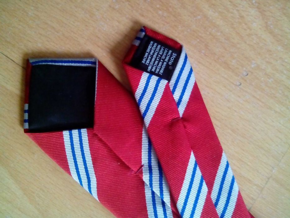 wąski czerwony krawat w ukośne pasy