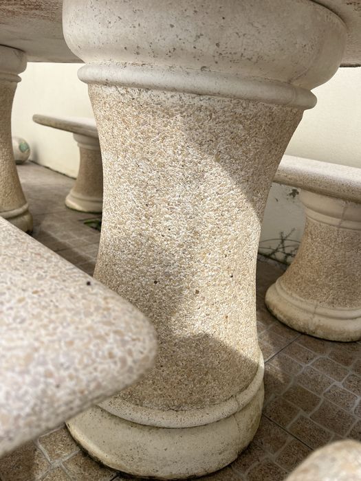 Mesas de exterior em pedra.