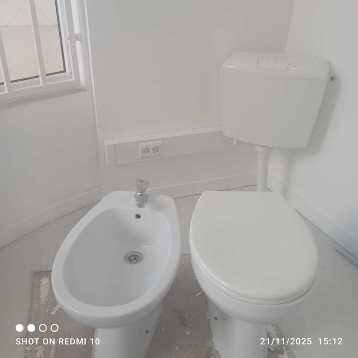 Equipamentos casa de banho. Sanita Bidé com torneira