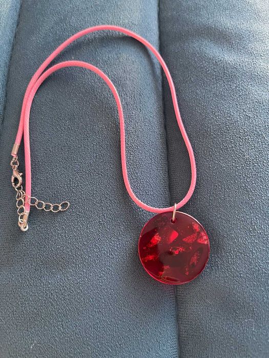 Bursztyn zatopiony w żywicy na różowo.