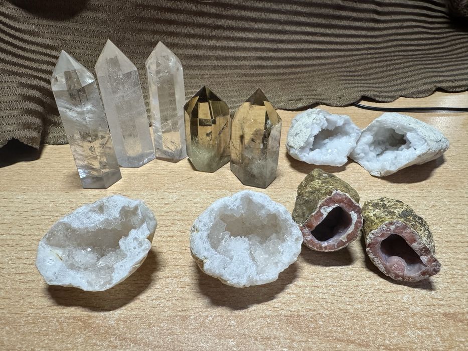 Диоптаз, пирит; аметист, горный хрусталь, кальцит ,кристаллы цитрин, раухтоп; гематит; септария