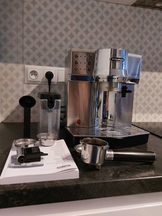 Ciśnieniowy kolbowy ekspres do kawy DeLonghi EC850.M