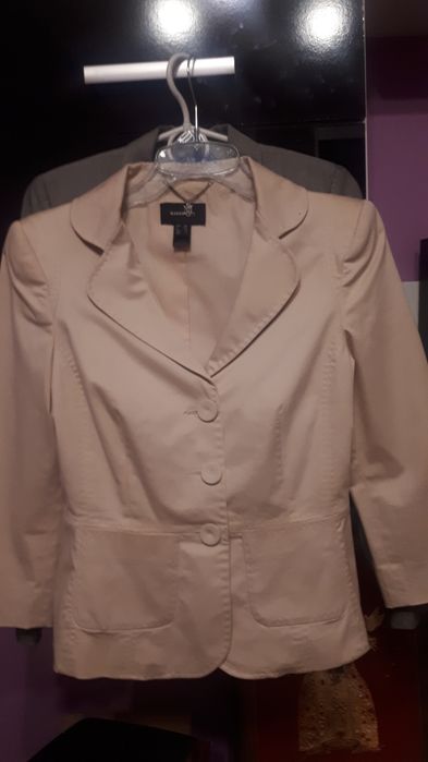 Damska, pudrowo-różowa, elegacka marynarka marki Mango