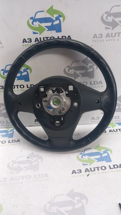 Volante em pele com comandos BMW