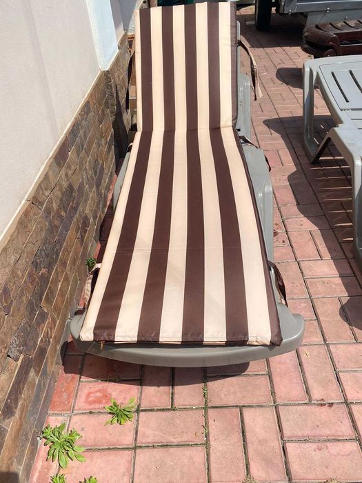 Пластиковий шезлонг для дому, саду, басейну, готелів та пляжів