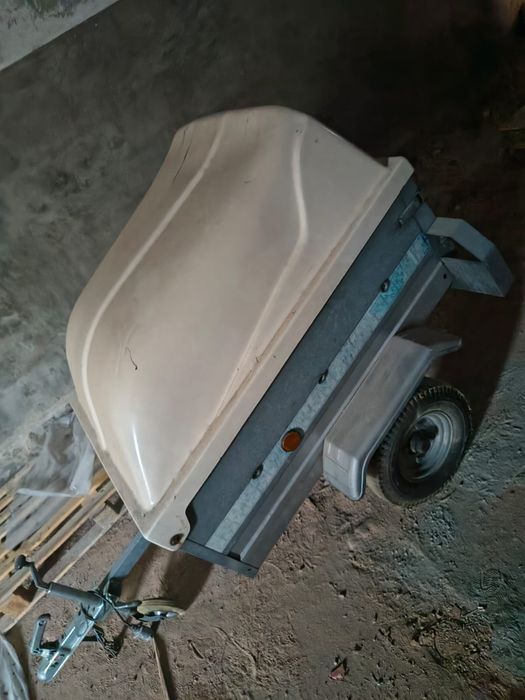 Atrelado Branco e cinza