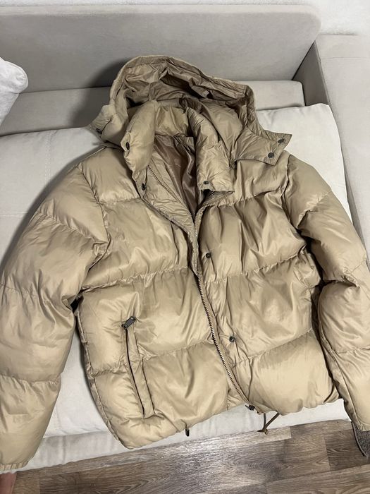 Жіночий пуховик у бежевому кольорі