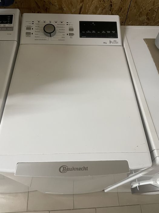 Пральна машина Bauknecht з вертикальним завантаженням.
