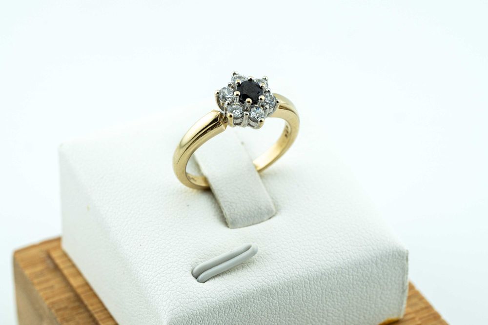 Klasyczny złoty pierścionek z niebieskim oczkiem kwiatuszek pr 375