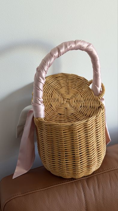 Плетена соломʼяна корзинка ручної роботи