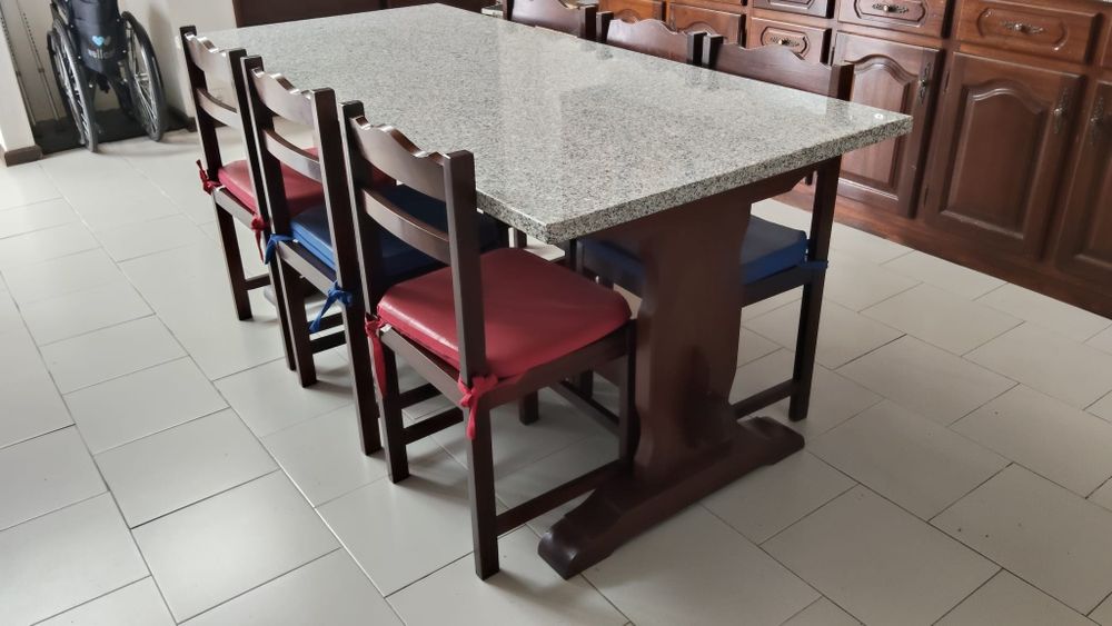 Cozinha Completa em Mogno Maciço + Mesa e 6 Cadeiras – Excelente Estado