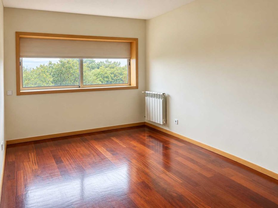 T2 com Suite, Varanda e Garagem | 109 m² | Metro a 350 m