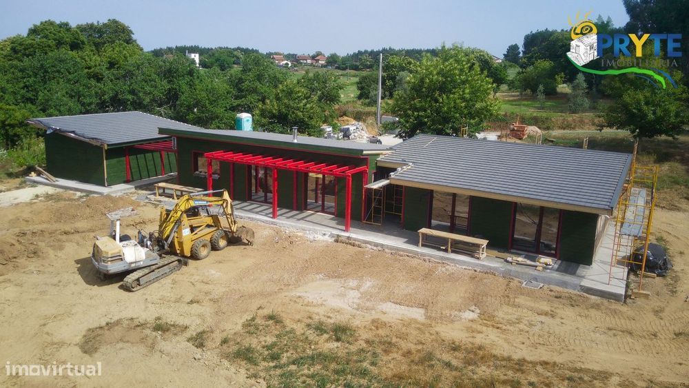 Quintinha com moradia construída de raiz em madeira