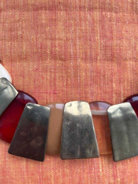 Кольє з жовтоватого металу і пластику