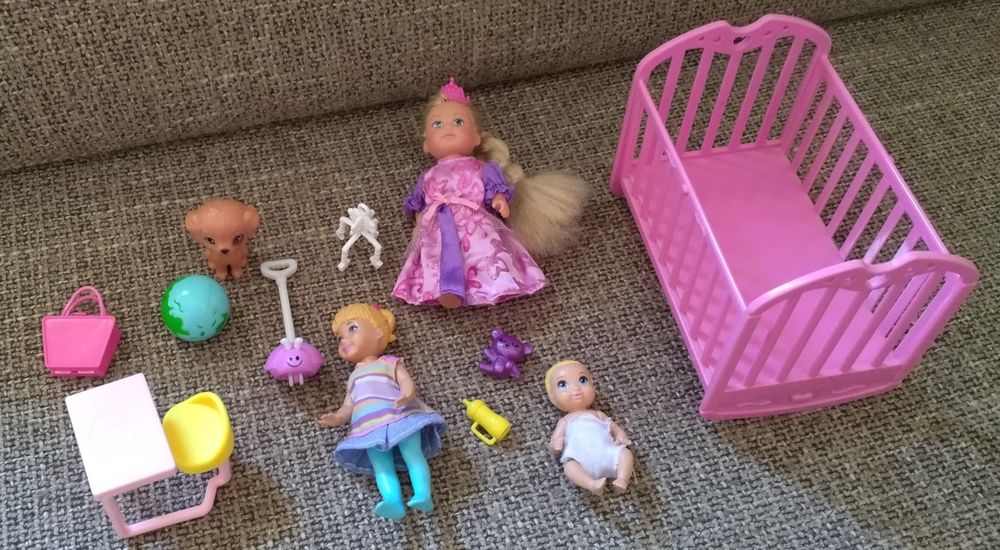 Irmãs da Barbie com móveis