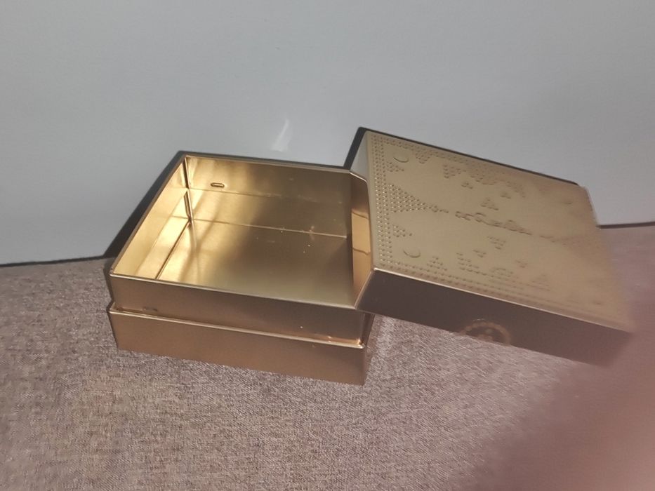 Металлическая коробка