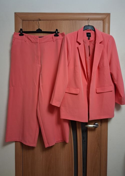 Модні стильні костюми, розмір 16-22