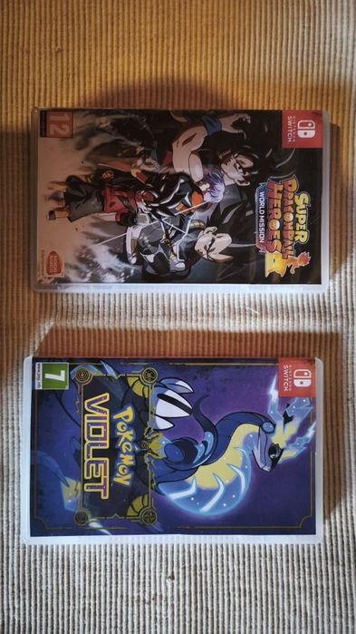 Pokémon Violet e Super Dragon Ball Heroes World Mission em bom estado.