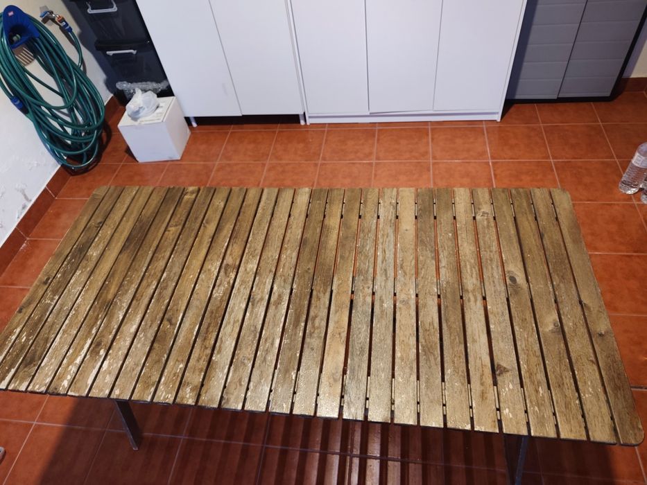 mesa exterior em bom estado