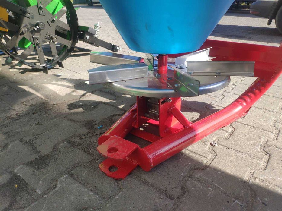 Розкидач мінеральних добрив  лійка (нерж. пластик, метал Польща)