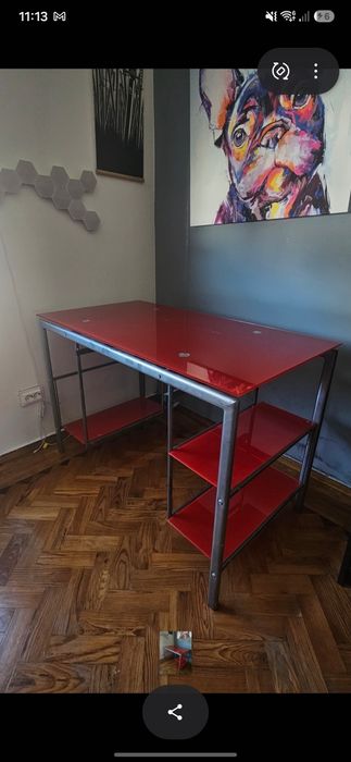 Mesa de escritório/estudo em vidro vermelho – Moderna e espaçosa