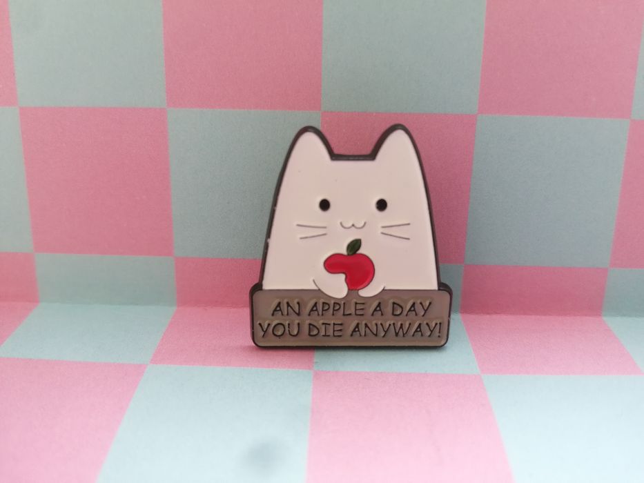 An Apple a day judainyway przypinka z kotem niehilizm broszka ozdoba biżuteria
