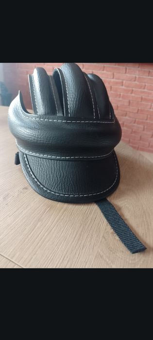 Kask ochronny do jazdy konnej.