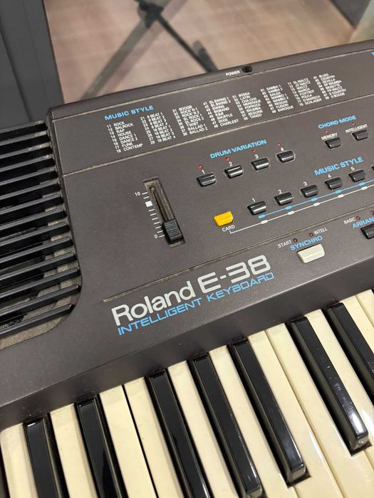 Teclado musical Roland E-38 de 61 teclas com suporte Quik Lok