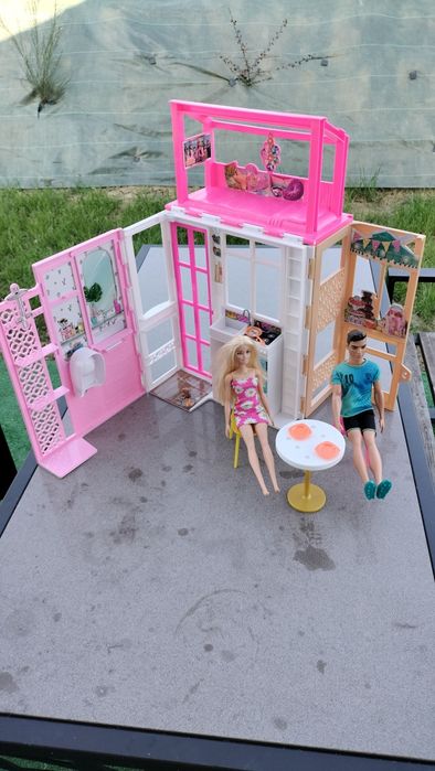 Sprzedam domek Barbie z dwoma lalkami
