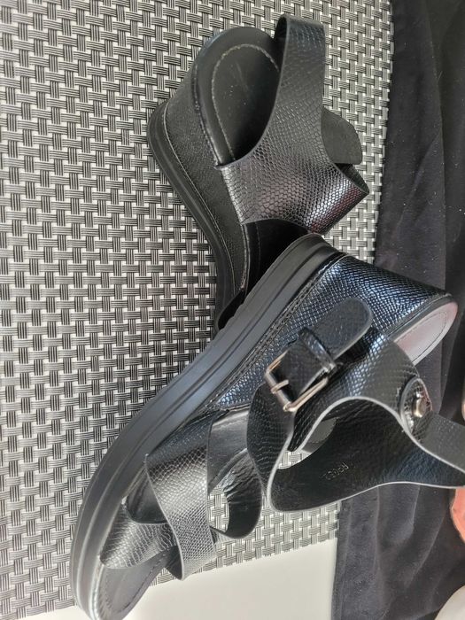 Piękne sandały rozm.39