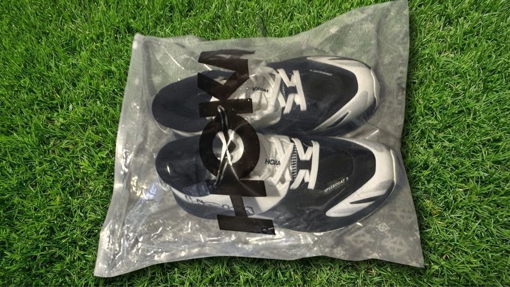 Кросівки жіночі HOKA Speedgoat 7 black/white для трейлу та бігу