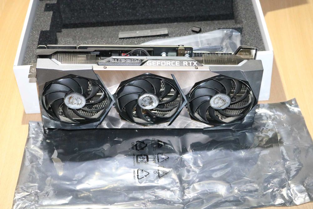 Відеокарта MSI GeForce RTX 3090 SUPRIM X 24G.