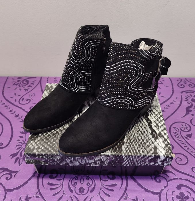 Botas pretas H&D - 39 Novo

- Tamanhos: 39

Os portes são a cargo do c