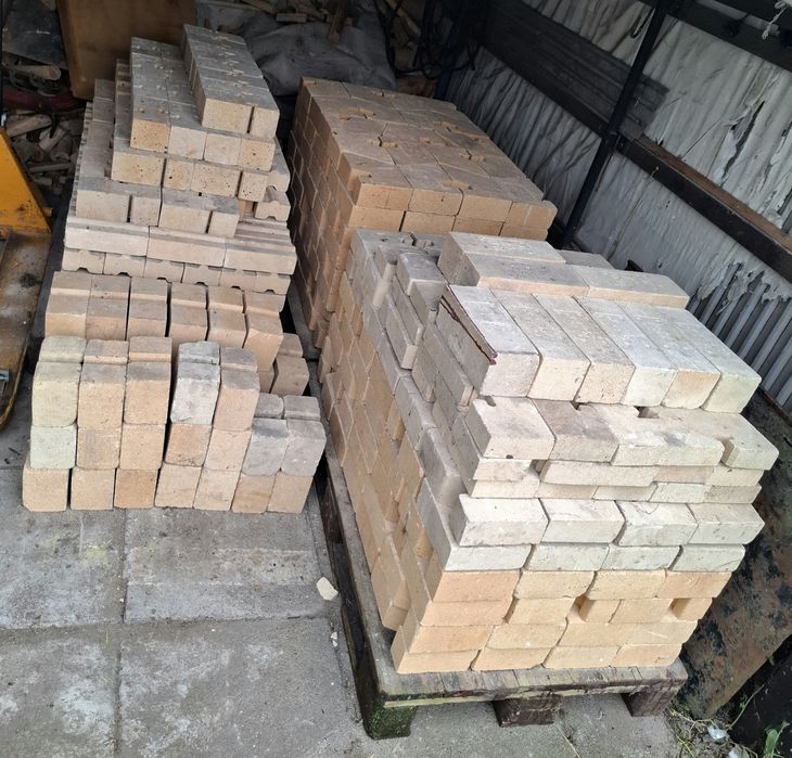 Sprzedam cegły szamotowe klasa AS – nowe, różne wymiary. Za kg.