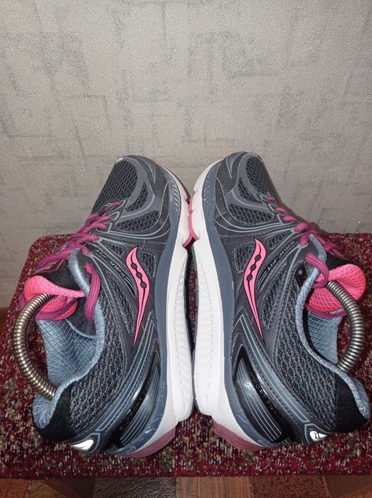 Бігові кросівки фірми Sauconu  41 розміру