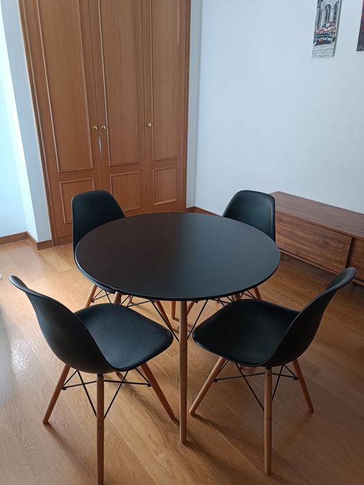 Conjunto mesa redonda e cadeiras