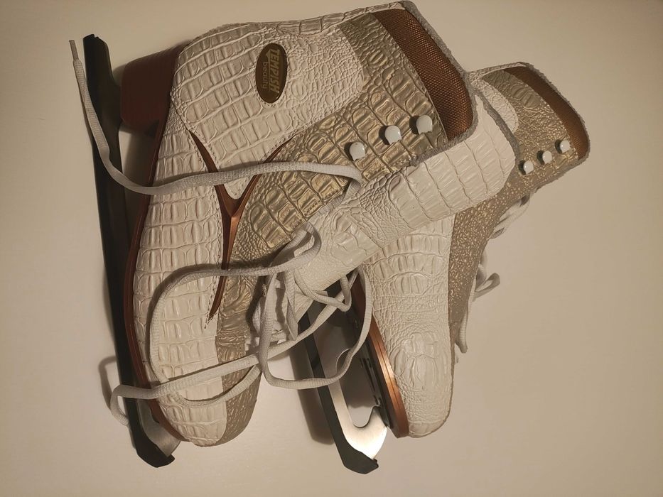 Łyżwy figurowe jak nowe.