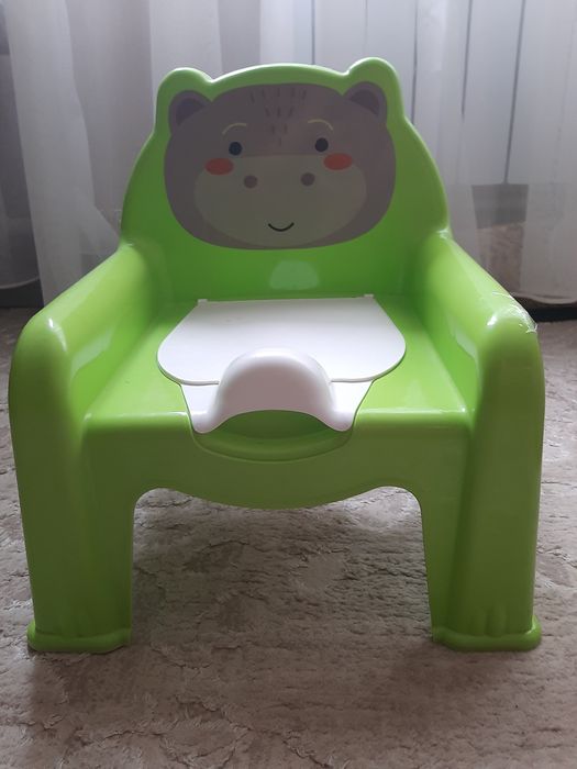 Два детских туалета  б/у  + наклейки в комплекте