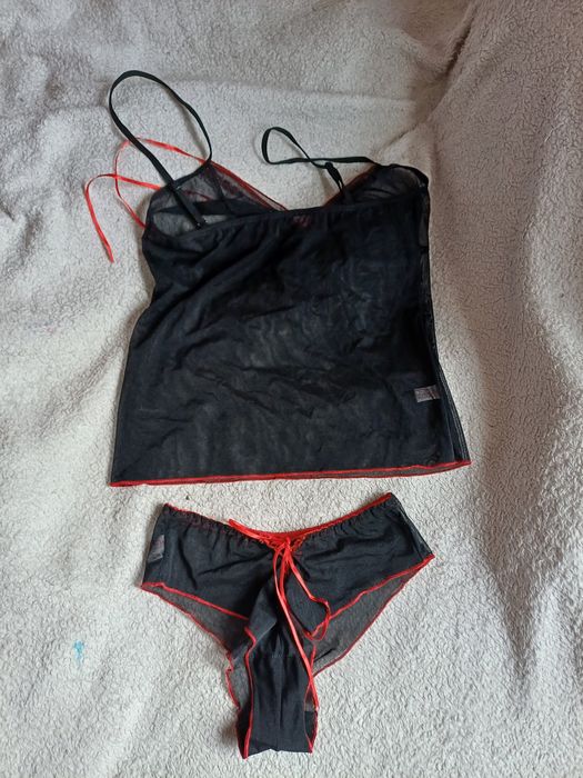 Piękny, przezroczysty czarny komplet z czerwonymi dodatkami – koszulka